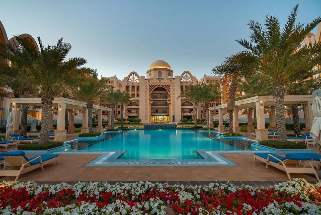 Globalstay At Palm Jumeirah Beachfront Paradise With Pool And Gym Dubaj
