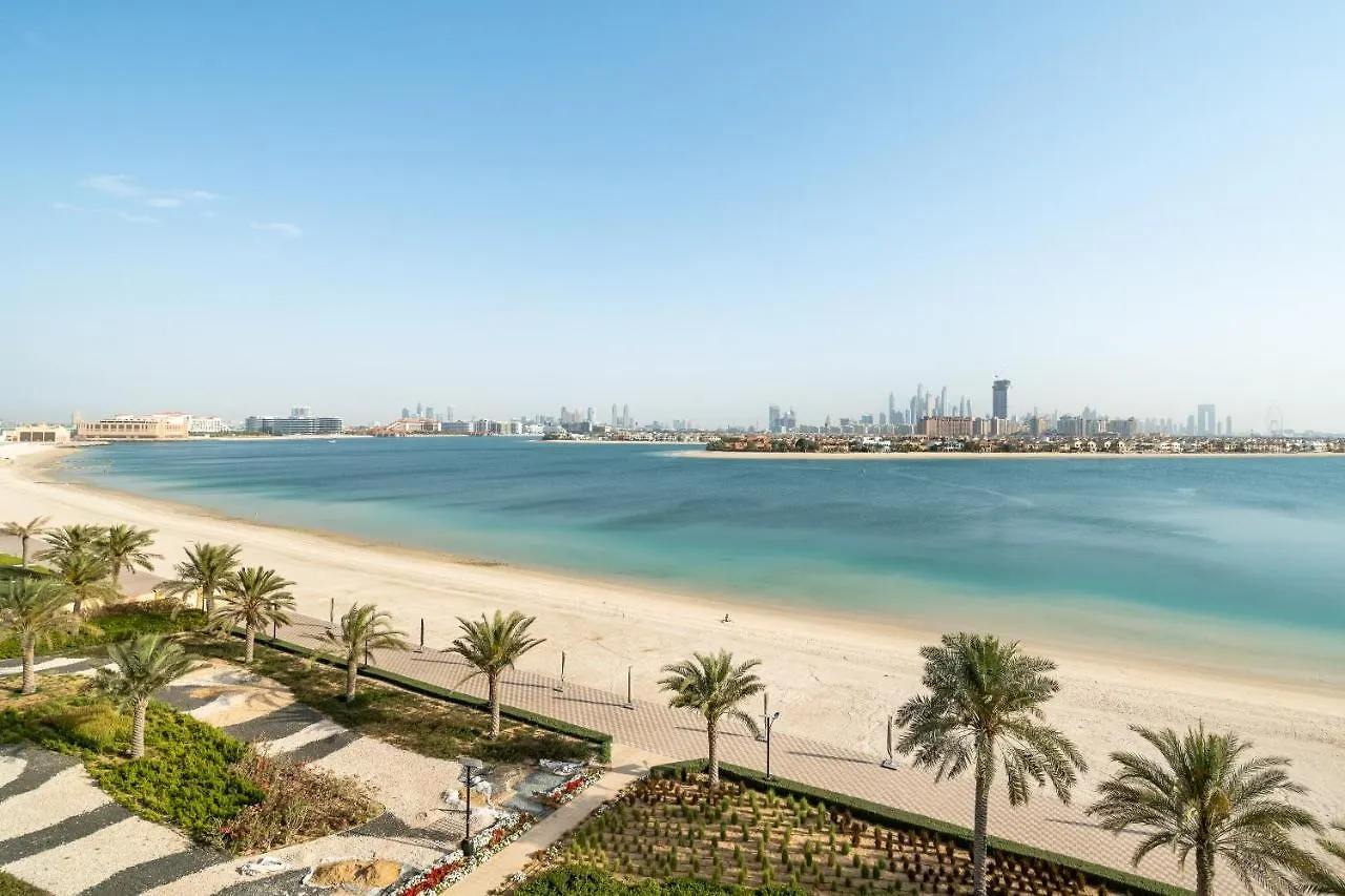 Globalstay At Palm Jumeirah Beachfront Paradise With Pool And Gym Dubaj
